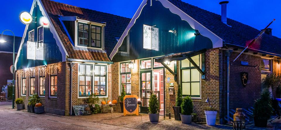 buitenaanzicht van restaurant het genot van grootschermer in de nacht